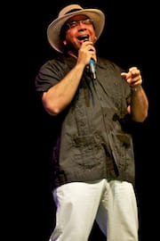 Luis Mario Ochoa Singing