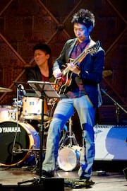 Naoto Suzuki on Guitar