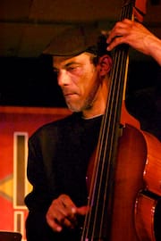Roberto Riverón – Bass
